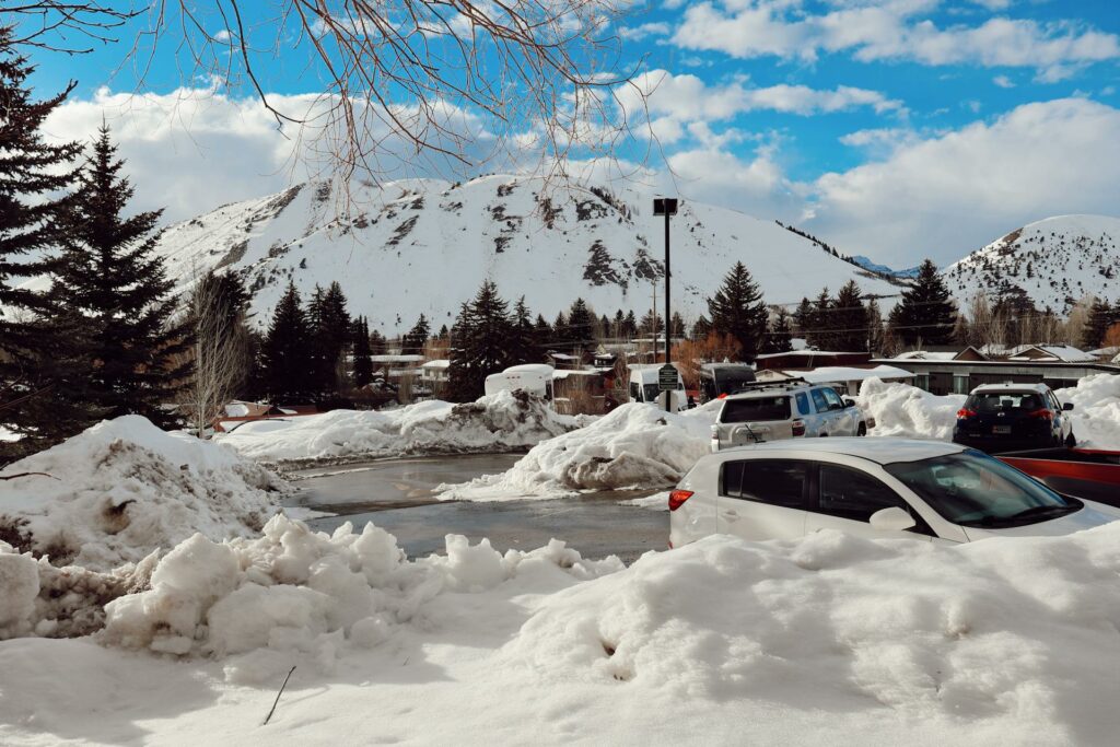 grocery store parking lot that hired a commercial snow removal contractor to clear the snow in their parking lot quickly and safely